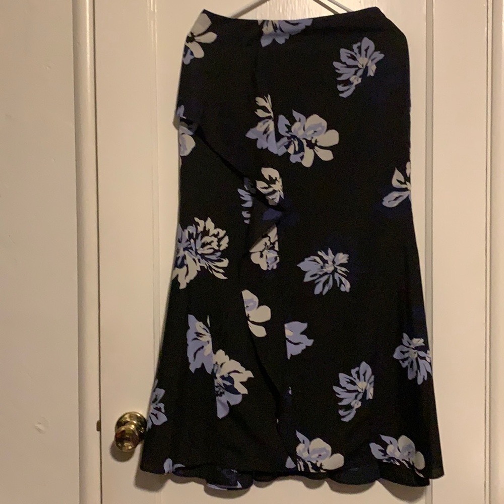 Beautiful skirt, size 0p, new with tags.